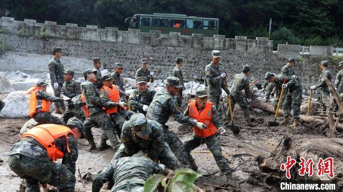 手机期货软件:武警陕西总队百余名官兵正在喂子坪村开展救援-第2张图片-太平洋在线下载