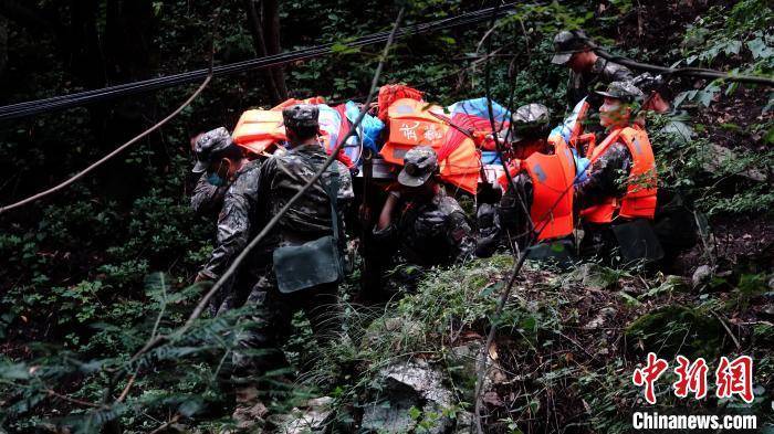 手机期货软件:武警陕西总队百余名官兵正在喂子坪村开展救援-第3张图片-太平洋在线下载
